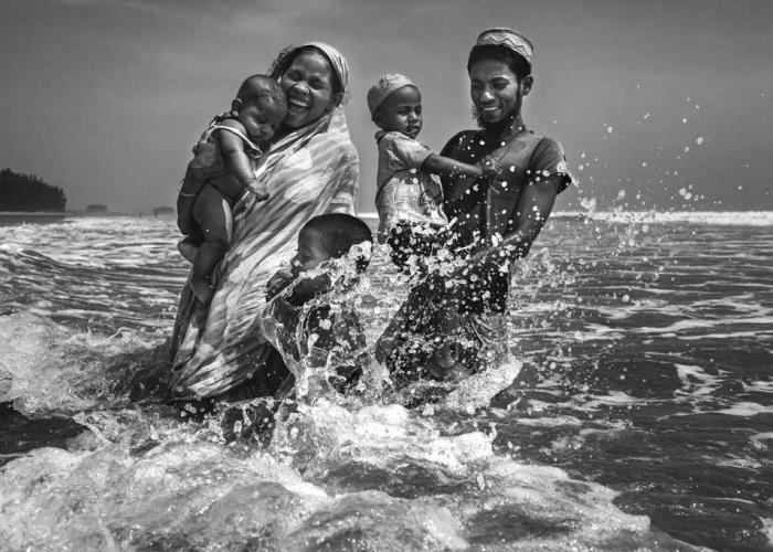8.	Family at the beach © Saiful Huq Omi